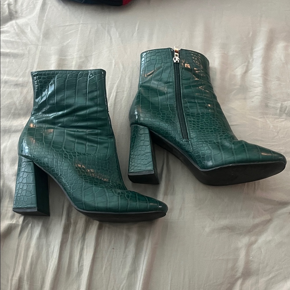 Boohoo Dark Green Croc-Pattern Heeled Boots